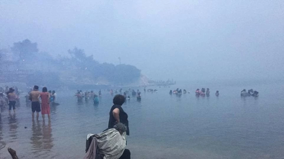 Η θάλασσα ξεβράζει προσωπικά αντικείμενα αυτών που βούτηξαν για να σωθούν – Βίντεο